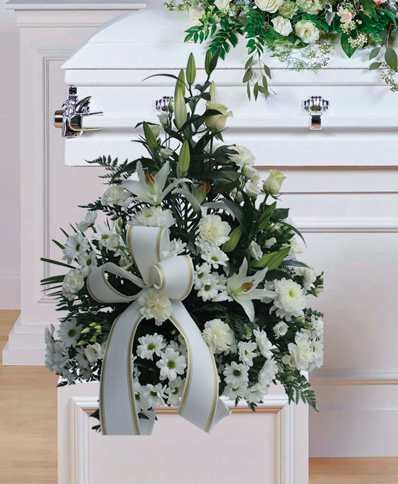 Centro funerario blanco con lirio y clavel, lazo de seda blanco